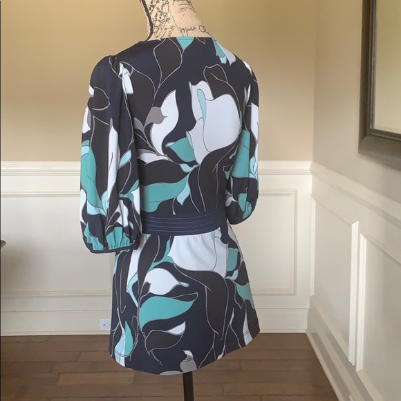 BCBGMAXAZRIA High Low Patterned 3/4 Top EUC - Picture 6 of 8